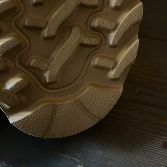 Brand new, woman’s low bear paws. Size 5❤️ - Picture 7 of 9